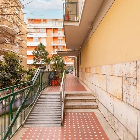 Elegante E Luminoso Con Metro Vicina Roma